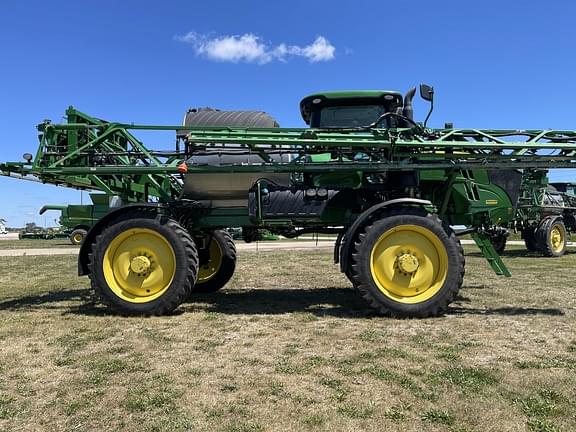 Image of John Deere R4044 equipment image 3