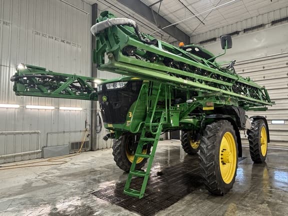 Image of John Deere R4044 equipment image 1