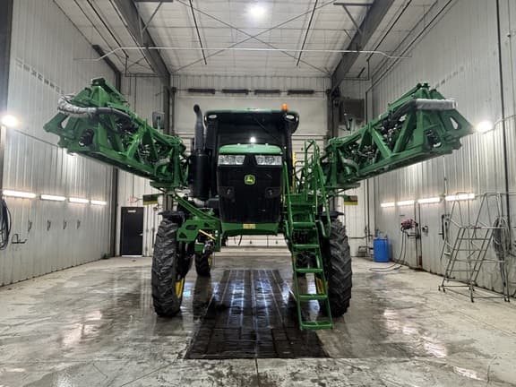 Image of John Deere R4044 equipment image 4