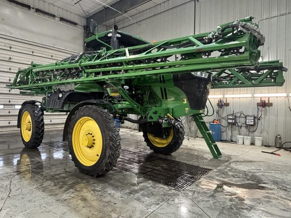 2021 John Deere R4044 Equipment Image0