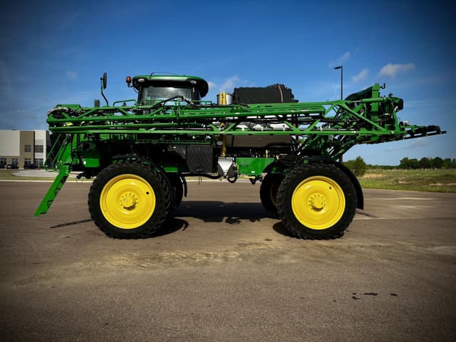 Image of John Deere R4044 equipment image 1