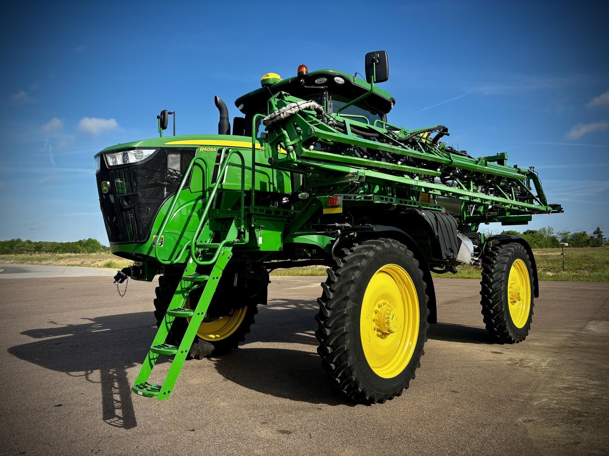 2021 John Deere R4044 Equipment Image0