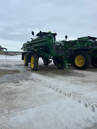 Image of John Deere R4044 equipment image 1