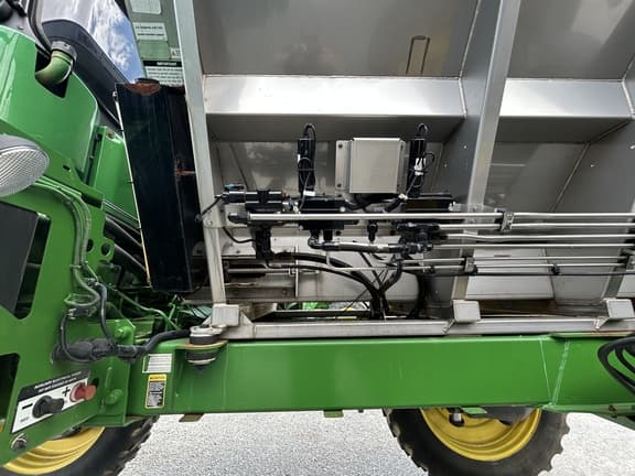 Image of John Deere R4045 equipment image 4