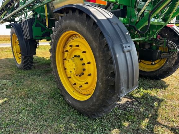 Image of John Deere R4060 equipment image 4