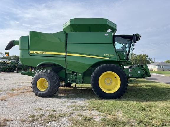 Image of John Deere S770 equipment image 2