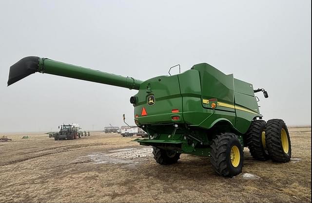 Image of John Deere S780 equipment image 2