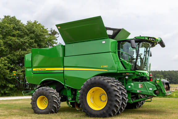 Image of John Deere S780 equipment image 1