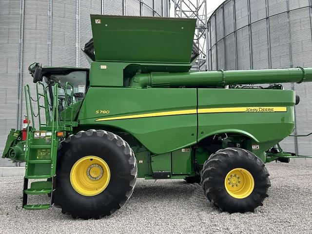 Image of John Deere S780 equipment image 2