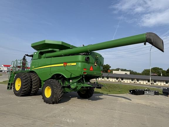 Image of John Deere S780 equipment image 4