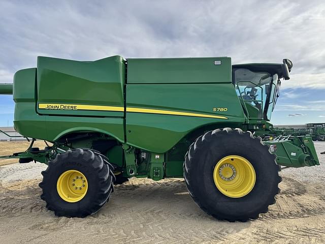 Image of John Deere S780 equipment image 4