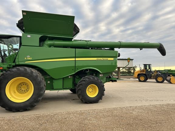 Image of John Deere S780 equipment image 2