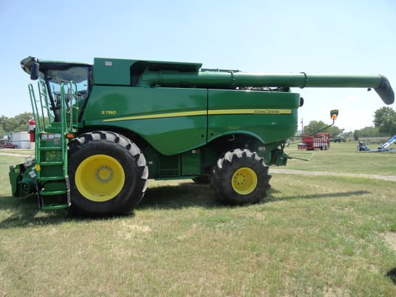 Image of John Deere S780 equipment image 1