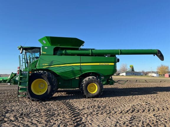 Image of John Deere S780 equipment image 1