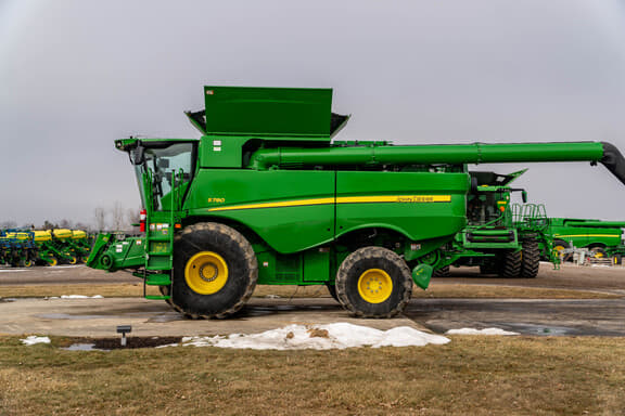 Image of John Deere S780 equipment image 1