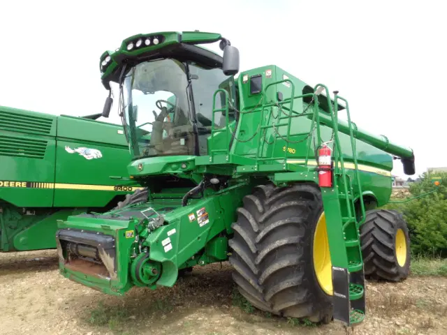 Image of John Deere S780 equipment image 1