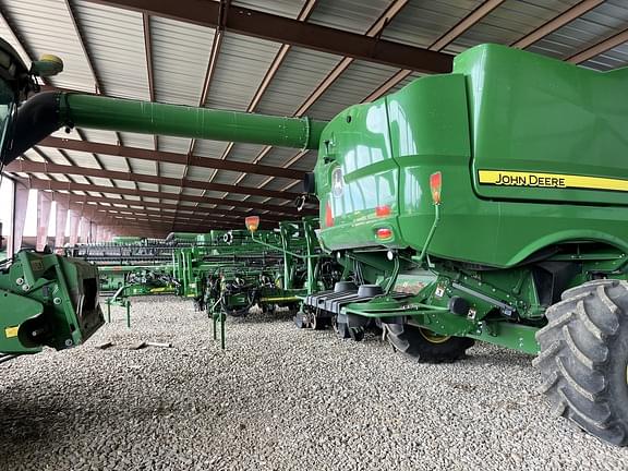 Image of John Deere S780 equipment image 4