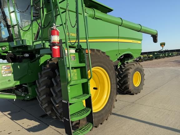 Image of John Deere S780 equipment image 1