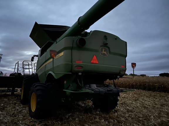 Image of John Deere S780 equipment image 4