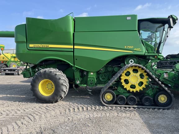 Image of John Deere S790 equipment image 1