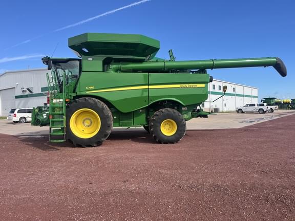 Image of John Deere S790 equipment image 1