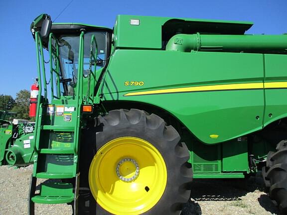 Image of John Deere S790 equipment image 2