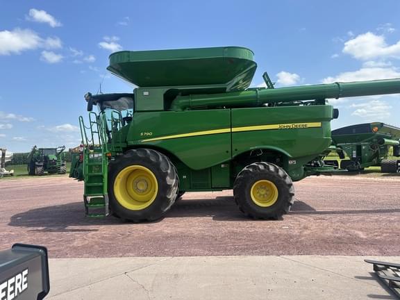 Image of John Deere S790 equipment image 4