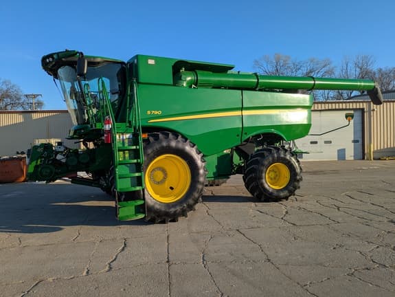 Image of John Deere S790 equipment image 2