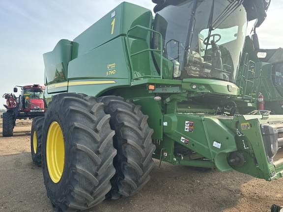 Image of John Deere S790 equipment image 1