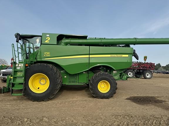 Image of John Deere S790 equipment image 1