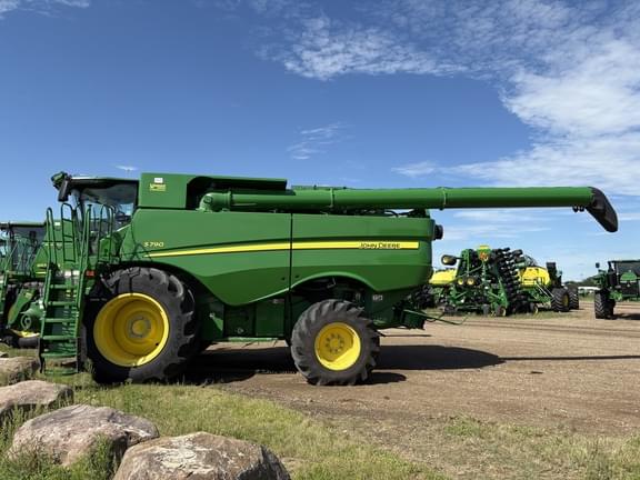 Image of John Deere S790 equipment image 2