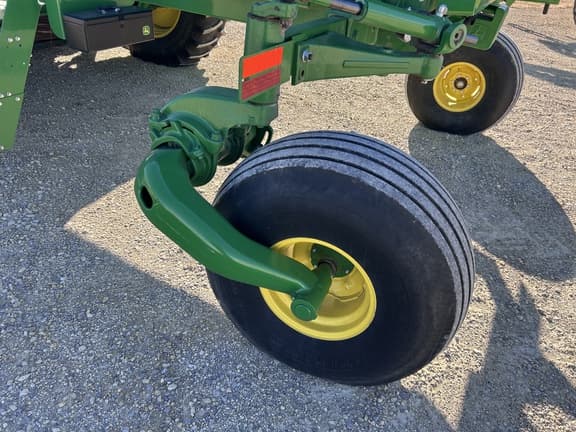 Image of John Deere W235 equipment image 3