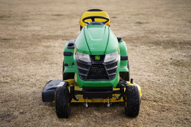 Image of John Deere X330 equipment image 1