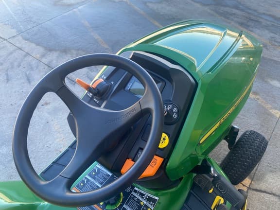 Image of John Deere X330 equipment image 3