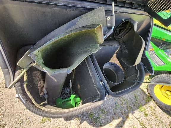 Image of John Deere X330 equipment image 3
