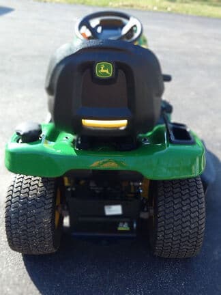 Image of John Deere X330 equipment image 3