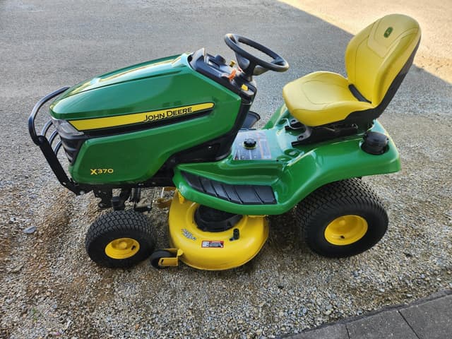 Image of John Deere X370 equipment image 1