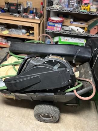 Image of John Deere X384 equipment image 3