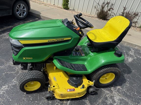Image of John Deere X390 equipment image 1