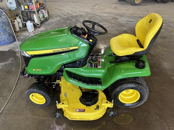 Image of John Deere X390 equipment image 1