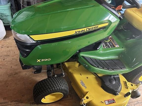 Image of John Deere X390 equipment image 3