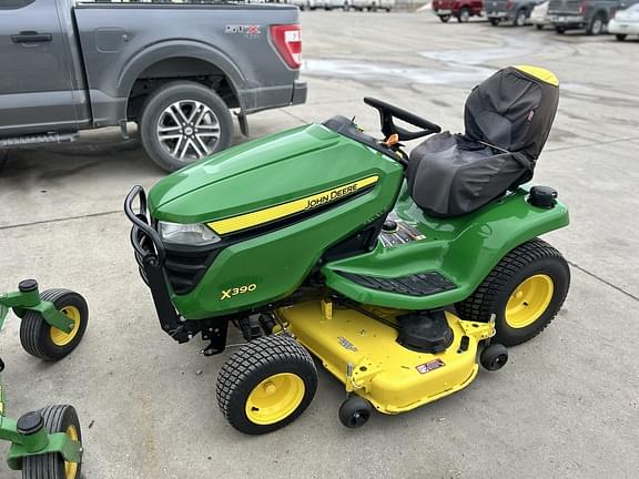 Image of John Deere X390 equipment image 3