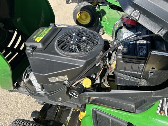 Image of John Deere X580 equipment image 4