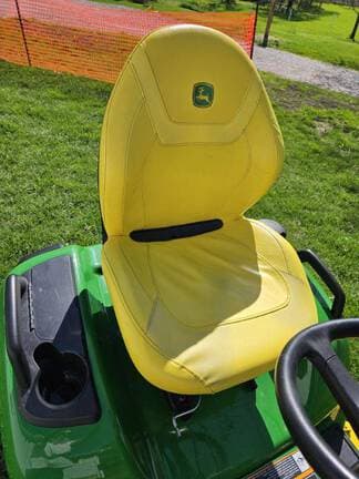 Image of John Deere X580 equipment image 4