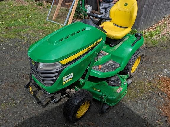 Image of John Deere X590 equipment image 3