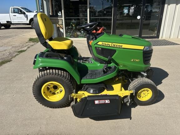 Image of John Deere X730 equipment image 3