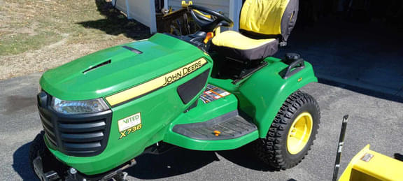 Image of John Deere X738 equipment image 1