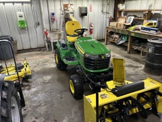Image of John Deere X738 equipment image 1
