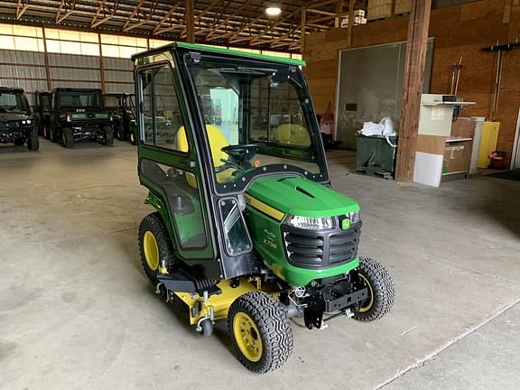 Image of John Deere X738 equipment image 1