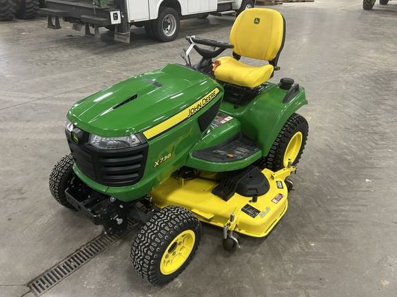 2021 John Deere X738 Equipment Image0